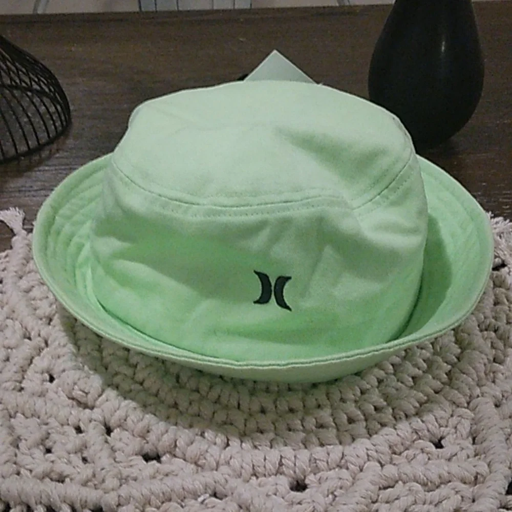 Women's Hurley Bucket Hat NWT!!!!!!!!!!!!!! Retails $28